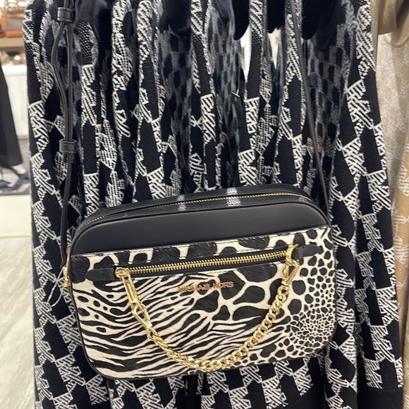 MICHAEL KORS JET SET LARGE EAST WEST ZIP POCKET CHAIN XBODY BLACK
NWT - Picture 2 of 16